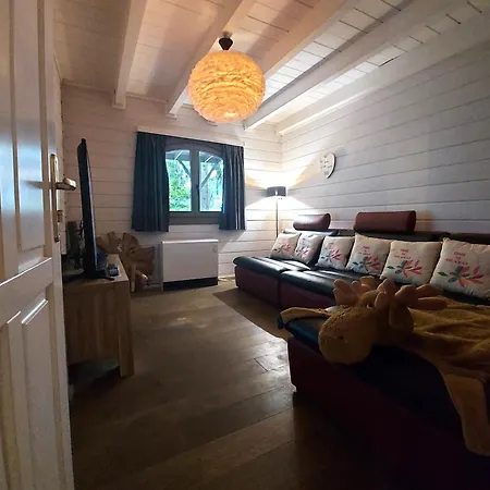 Le Refuge - Sauna - Hot Tub - Playstation بيت للعطل دربي